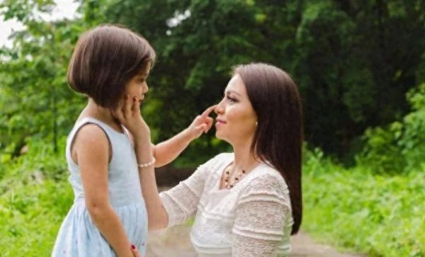 美美配资 这3种家庭氛围养出自信孩子，家长越早知道越好